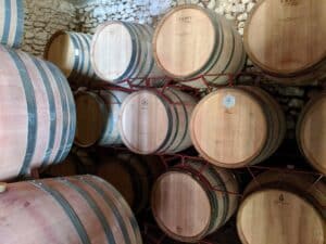 Tonneau en bois contenant du vin dans une cave