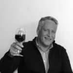 Vigneron avec un verre de vin rouge à la main