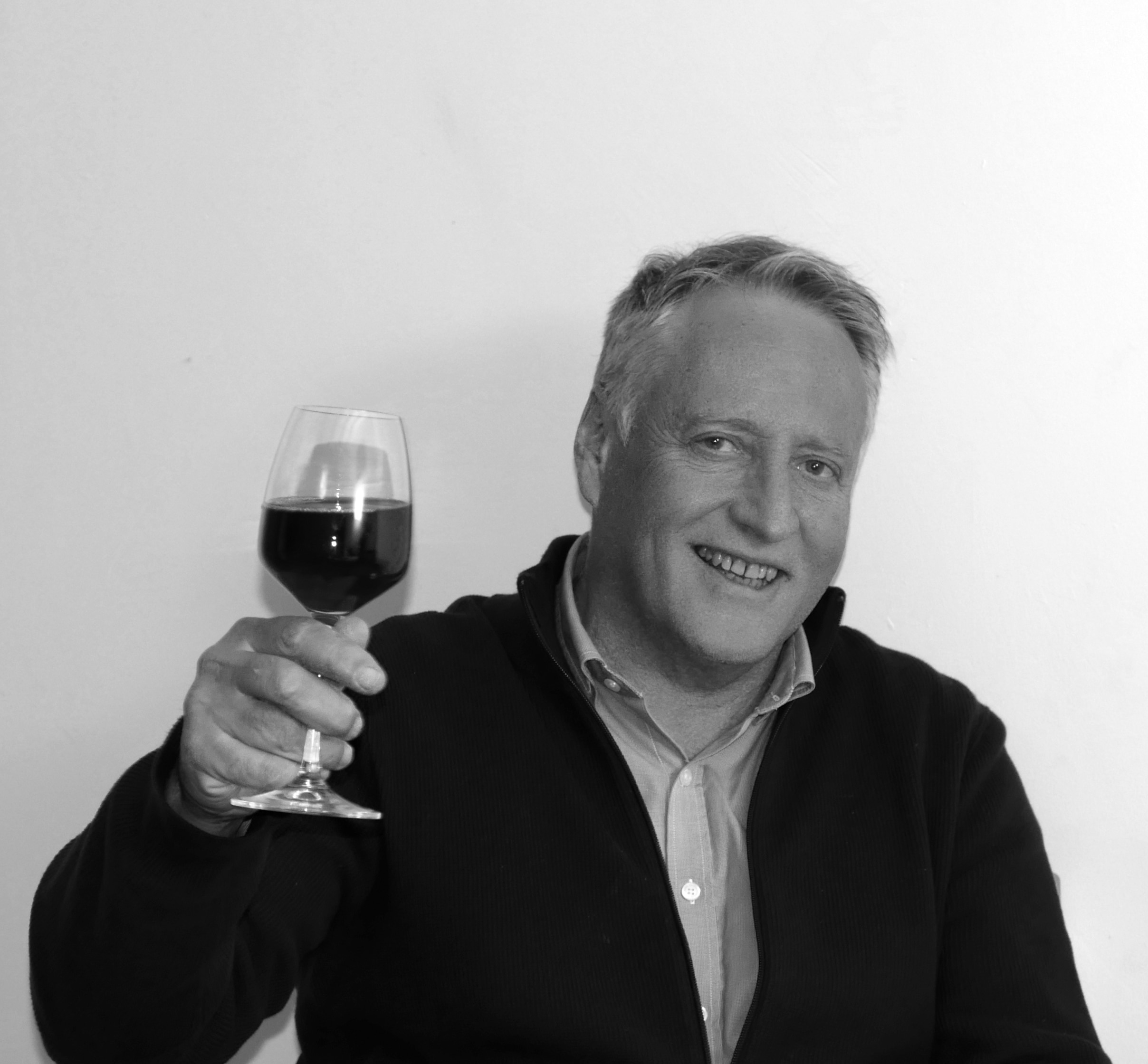 Vigneron avec un verre de vin rouge à la main