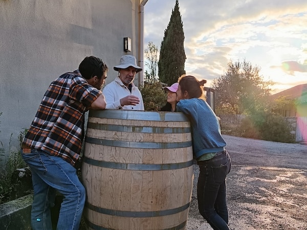 Discussion autour d'une barrique avec des co-vignerons MyViny